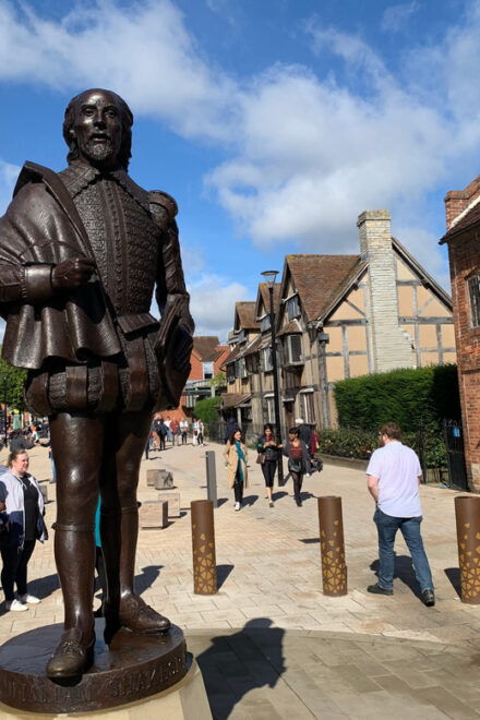From Cambridge: Guided Day Tour to Stratford & the Cotswolds - Guided Experience
