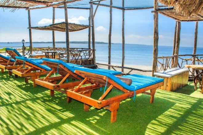 From Cartagena: Speedboat Tour to Tierra Bomba Island - Inclusions and Facilities Provided