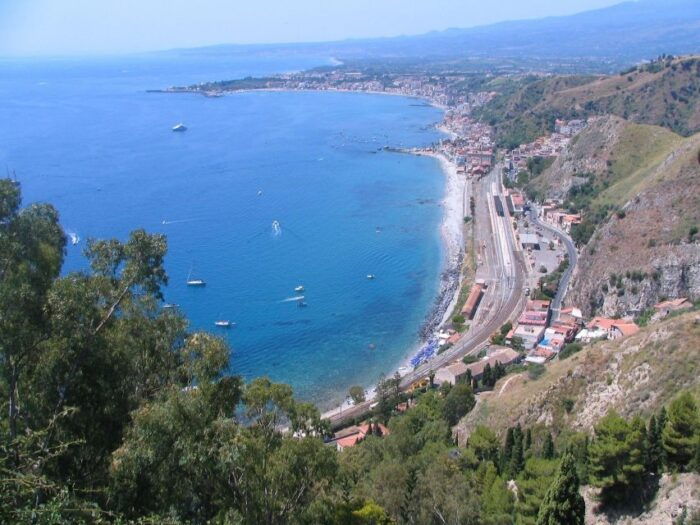 From Catania: Taormina, Isola Bella & Castelmola Tour - Discovering Isola Bella