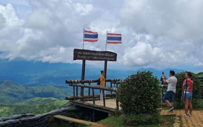 From Chiang Rai: Famous Temples and Golden Triangle Day Tour - The Iconic White Temple