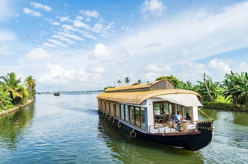 From Cochin: Munnar & Alleppey Private Tour with Hotels + Houseboat - What the price covers, and what to check