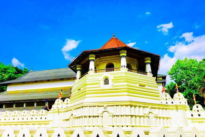 From Colombo: Overnight Tour to Kandy and Transfer to Sigiriya - What Makes This Tour Special?