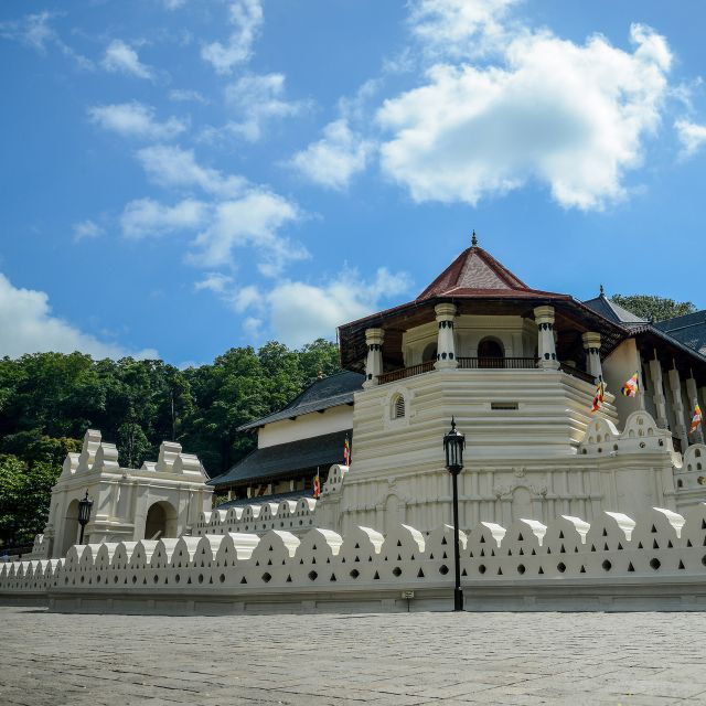 From Colombo: Private 2-Day Sri Lanka Highlights Trip - Tour Duration and Guide Information