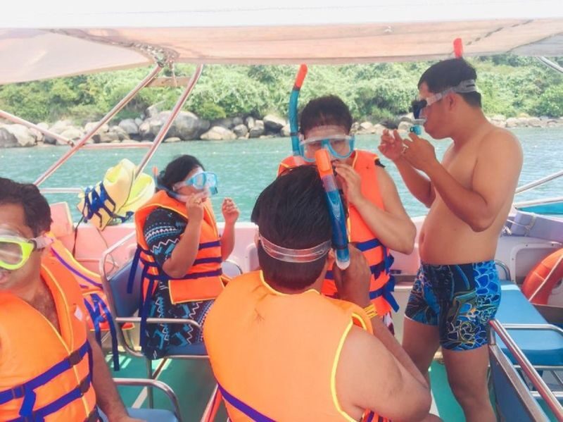 From Da Nang: Cham Islands, Basket Boat & Hoi An Ancient Town Private Day Tour - A private guide can make a busy day feel easier