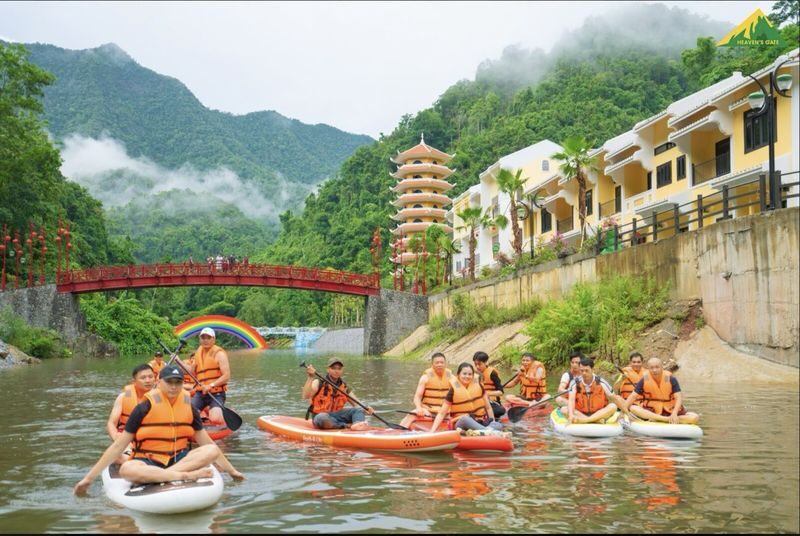 From Da Nang: Dong Giang Heaven Gate Full-Day Tour (Korean Guide) - Cooling off at the waterfall