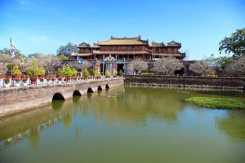 From Da Nang: Hue Imperial Discovery Full Day Tour - Thien Mu Pagoda and the shape of the day
