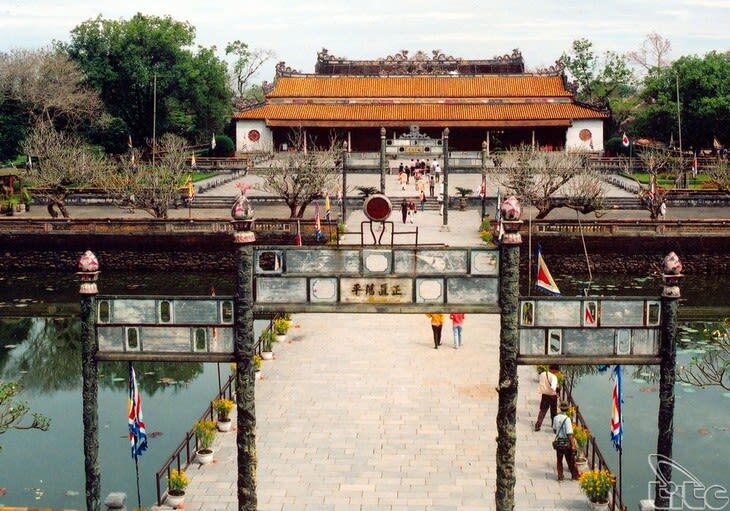 From Da Nang: Hue Imperial Discovery Full Day Tour - Guides, group size, and the vehicle