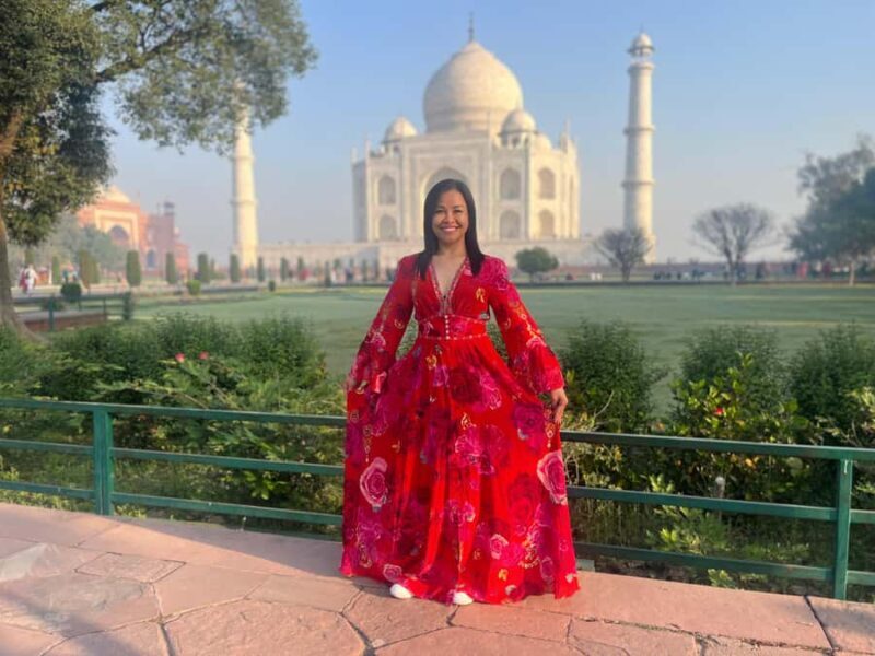 From Delhi : Agra Overnight Tour with Fatehpur Sikri - Day 2: Sunrise at the Taj Mahal & Fatehpur Sikri