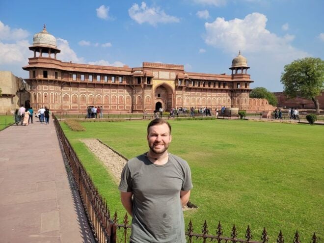 From Delhi: All-Inclusive Taj Mahal Day Trip by Fast Train - Exploring the Impressive Agra Fort