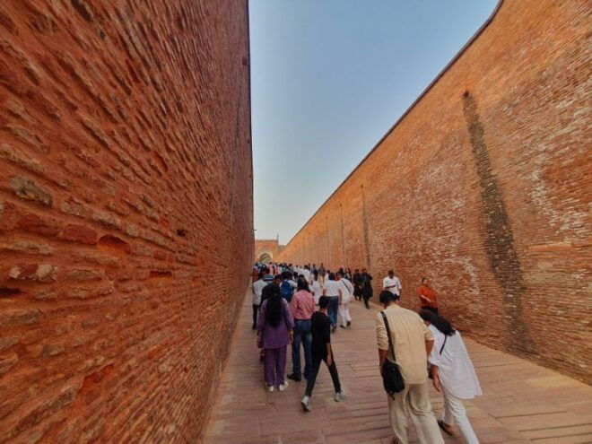 From Delhi: Deluxe Taj Mahal Agra Tour by Luxury Car - Tour Experience