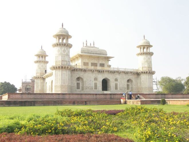 From Delhi: Luxury Taj Mahal Tour By India's Fastest Train - Market Exploration