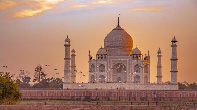 From Delhi: Same Day Taj Mahal Trip by India's Fastest Train - Agra Heritage Sites Exploration