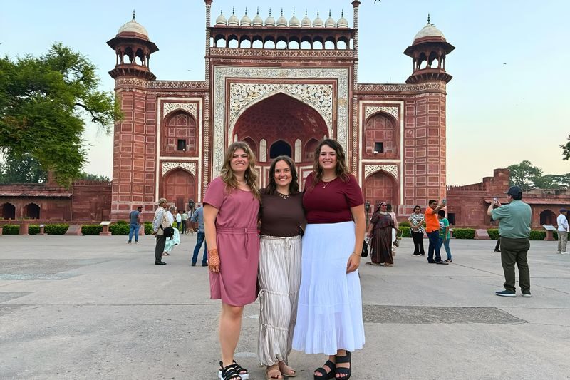 From Delhi: Taj Mahal & Agra Private Day Trip with Transfers - Agra Fort: Mughal power in red sandstone
