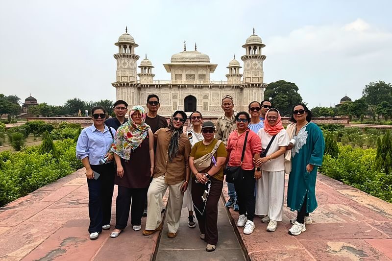 From Delhi: Taj Mahal & Agra Private Day Trip with Transfers - Lunch and the choice of a third stop