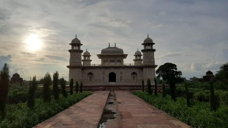From Delhi : Taj Mahal Agra Tour by Luxury Car With 5* Lunch - Itinerary