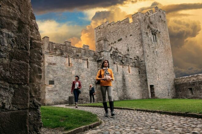 From Dublin: Cork, Cahir Castle, Rock of Cashel Tour in Spanish - Cahir Castle Visit