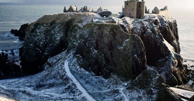 From Edinburgh: Glamis and Dunnottar Castles Tour in Italian - Experience