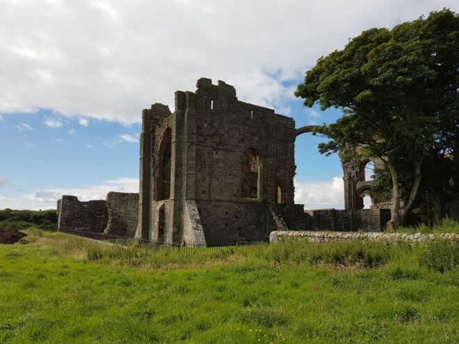 From Edinburgh: Holy Island, Alnwick Castle & Northumbria - Tranquility and Views: Lindisfarne Castle