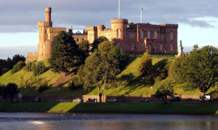 From Edinburgh: Loch Ness & Inverness Tour in Spanish - Good To Know