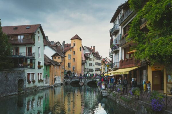 From Geneva: Day Tour for Palais De Iîle, Lake Annecy,Etc. - Jardins De Leurope and Puente De Los Amores