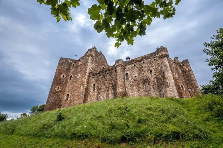 From Glasgow: Castles, Clans & Outlander Day Tour - Falkland – The Ghost of Jamie