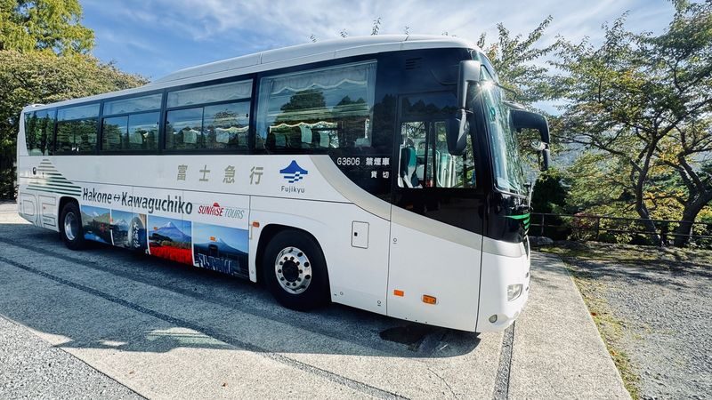 From Hakone or Lake Kawaguchiko: Mt. Fuji Area Connection Bus Tour - What the price buys, and what it does not