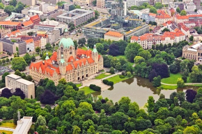 From Hamburg: Private Guided Day Trip to Hanover - Marveling at the New Town Hall