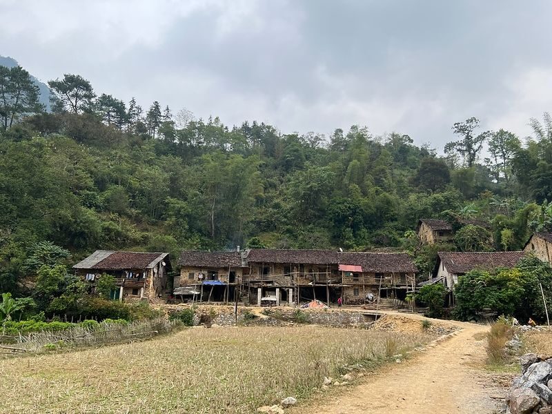 From Hanoi: 2-Day Cao Bang - Ban Gioc Waterfall Trekking Tour - Following the Quay Son River to the pagoda
