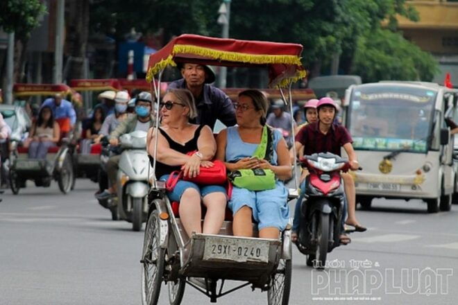 From Hanoi: Bai Dinh Pagoda, Trang An, and Mua Cave Day Tour - Exploring Trang An