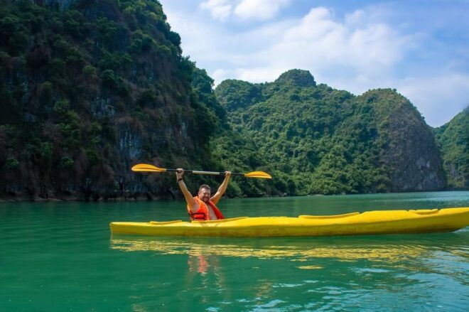 From Hanoi: Explore Ha Long Bay in 1 Day - Dining Experience