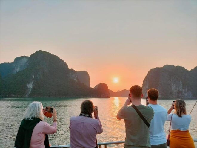 From Hanoi: Ha Long Bay Day Trip With 4 Stars Luxury Cruise - Inclusions of the Cruise