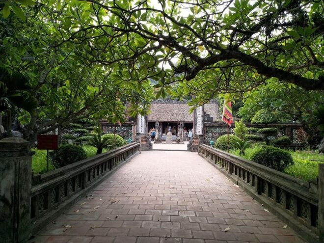 From Hanoi: Hoa Lu, Tam Coc & Mua Cave Day Trip by Limousine - Inclusions and Amenities