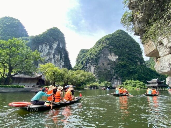 From Hanoi: Hoa Lu, Trang An, Mua Cave With Buffet Lunch - Inclusions and Amenities