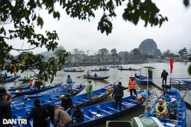From Hanoi: Huong Pagoda Full-Day Tour with Scenic Boat Ride - The Yen Stream makes the approach memorable
