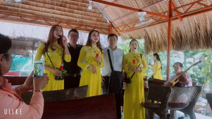 From HCMC: Mekong Delta and Vinh Trang Pagoda 1 Day - Visiting Vinh Trang Pagoda
