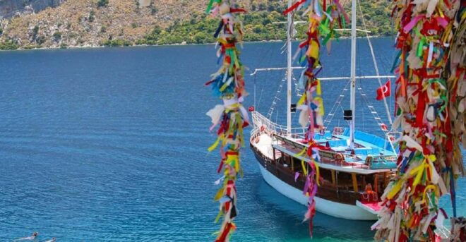 From Icmeler: Turkish Aegean Coast Boat Trip With Lunch - Boat Features and Amenities