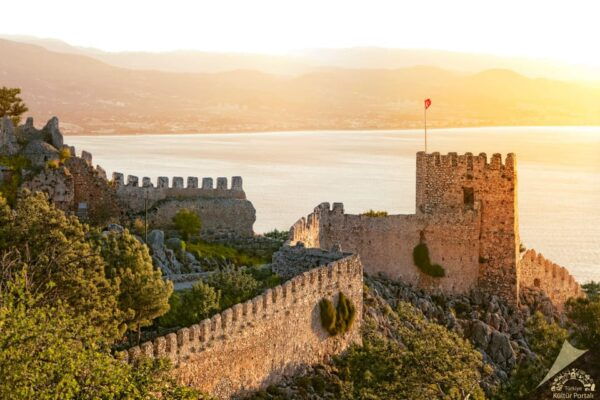From Istanbul: Antalya & Alanya Private Day Tour With Lunch - Alanya Castle Climb