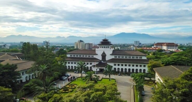 From Jakarta: Bandung Sightseeing Tour by Van With Lunch - Tour Experience
