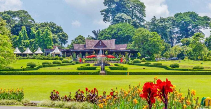 From Jakarta : Waterfall , Botanical Garden , Puppet Show - Bogor Waterfall: A Natural Beauty