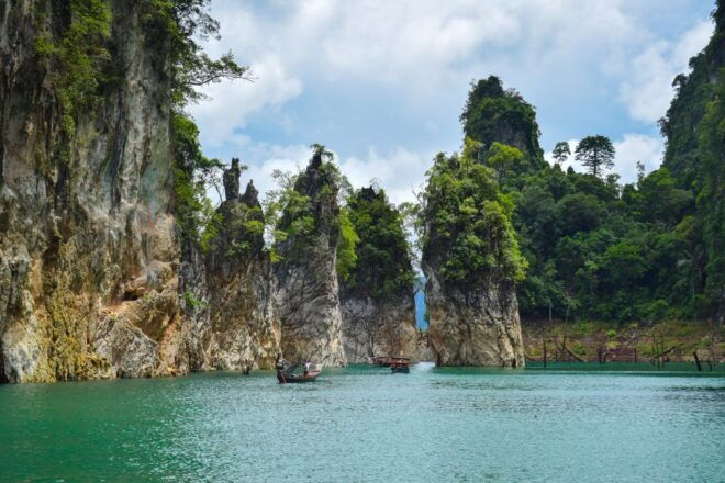 From Khao Lak: Khao Sok Lake, Bamboo Rafting and Cave Tour - Park Size and Features
