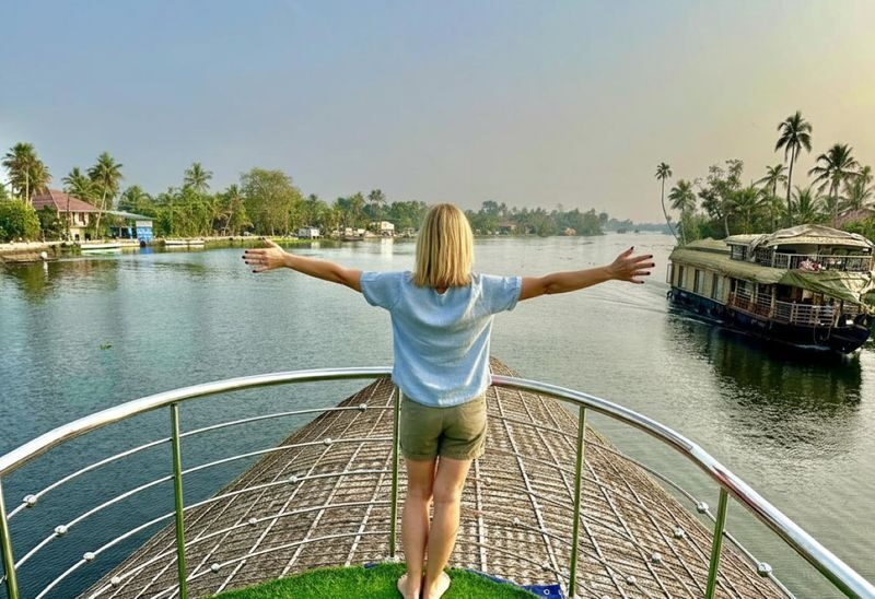 From Kochi: Alleppey Overnight Houseboat Cruise With Meals - Breakfast and the return to Kochi