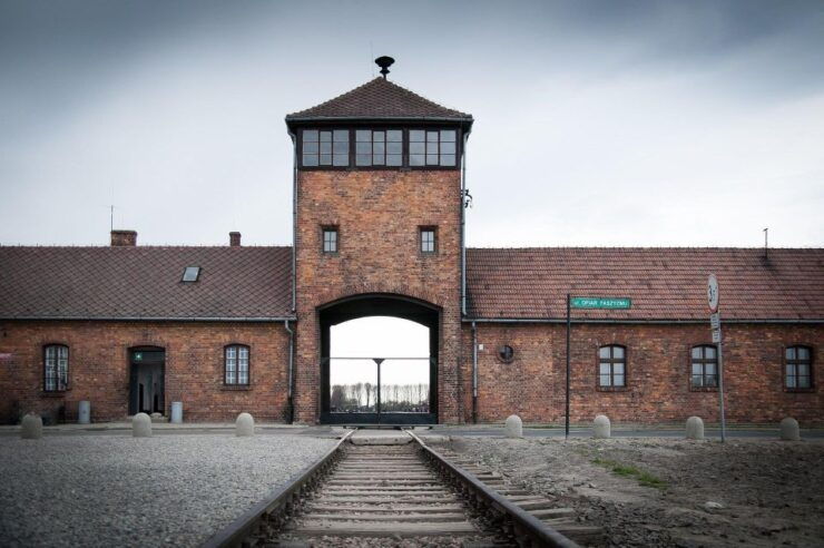 From Krakow: Auschwitz and Wieliczka Salt Mine Full-Day Tour - Meeting Point and Tour Rating