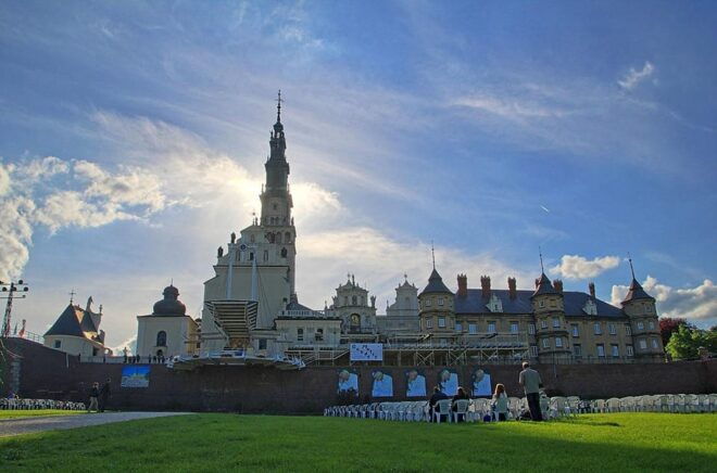 From Krakow: Black Madonna Sanctuary of Częstochowa Day Tour - Guided Tour of Sanctuary