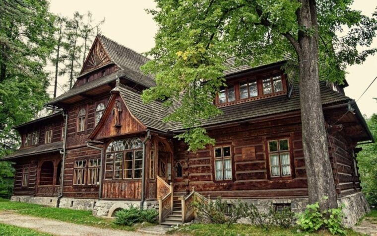 From Krakow: Zakopane Private Day Trip with Local - Arriving in Zakopane: The charm of wooden architecture