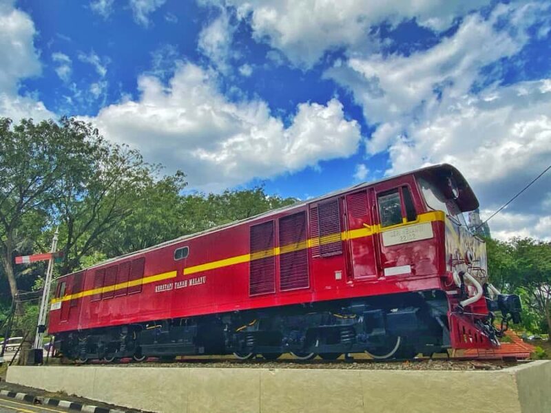 From Kuala Lumpur: Batu Caves, Temples & Towers Tour - Vibrant Neighborhoods and Markets