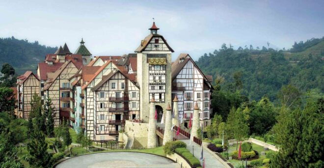 From Kuala Lumpur: Colmar Tropicale and Batu Caves Day Trip - Host or Greeter