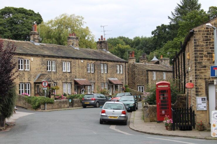 From Leeds: Yorkshire Dales Emmerdale Locations Bus Tour - Tour Experience