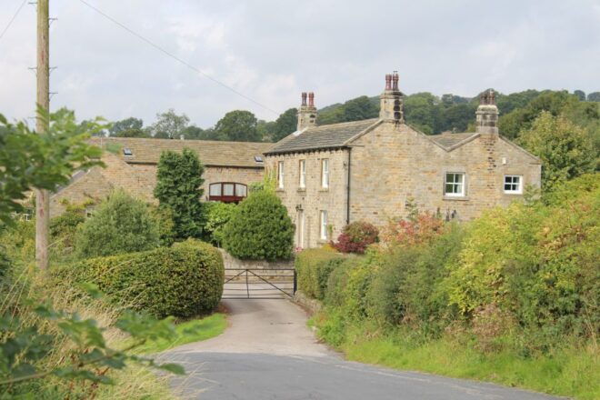 From Leeds: Yorkshire Dales Emmerdale Locations Bus Tour - Reserve Now & Pay Later