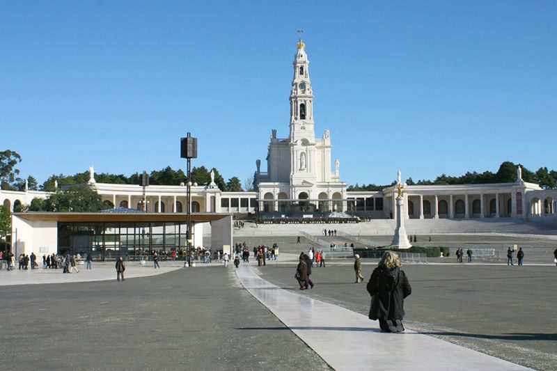 From Lisbon: Fatima, Nazare & Obidos Day Tour - 3 UNESCO Highlights - Óbidos: medieval lanes and a sweet final stop