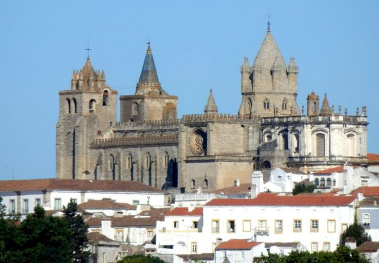 From Lisbon: Full-Day Évora and Almendres Cromlech Tour - Tour Duration and Languages